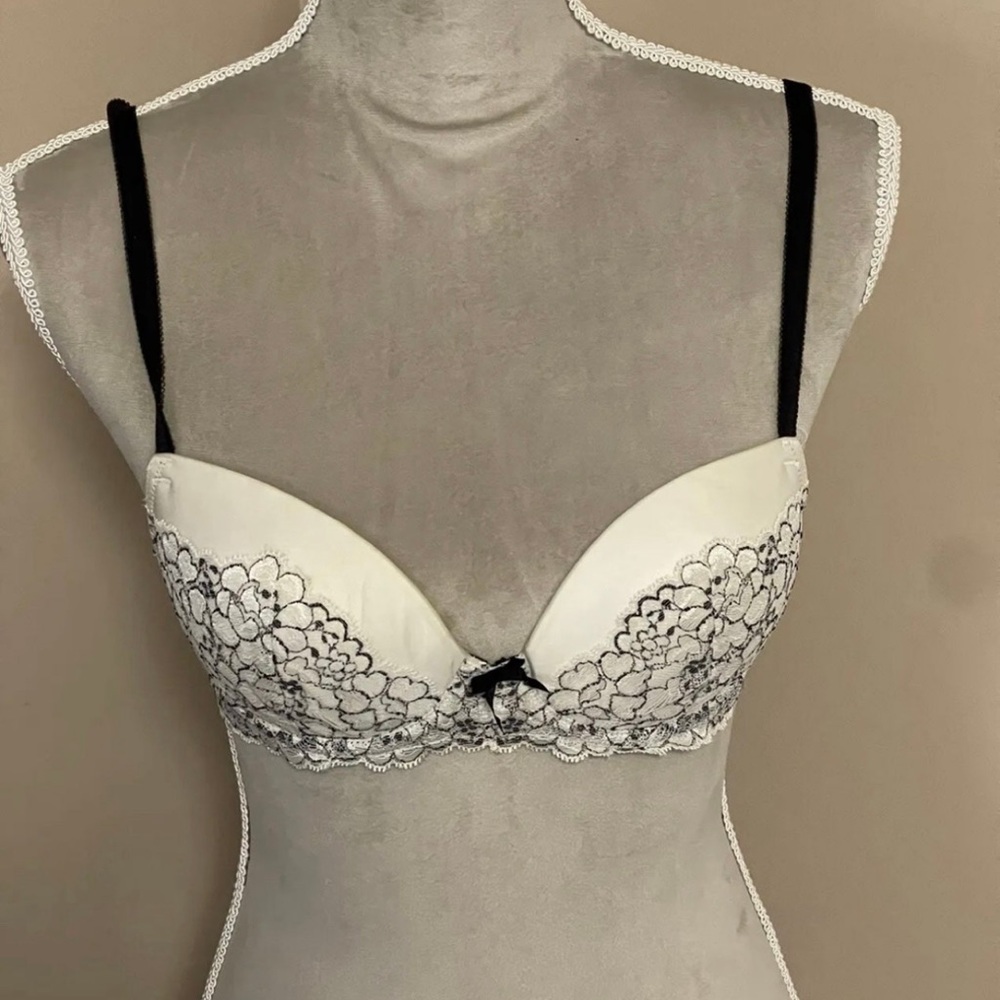Victoria’s Secret black and off-white dream angels lined Demi Size 32C